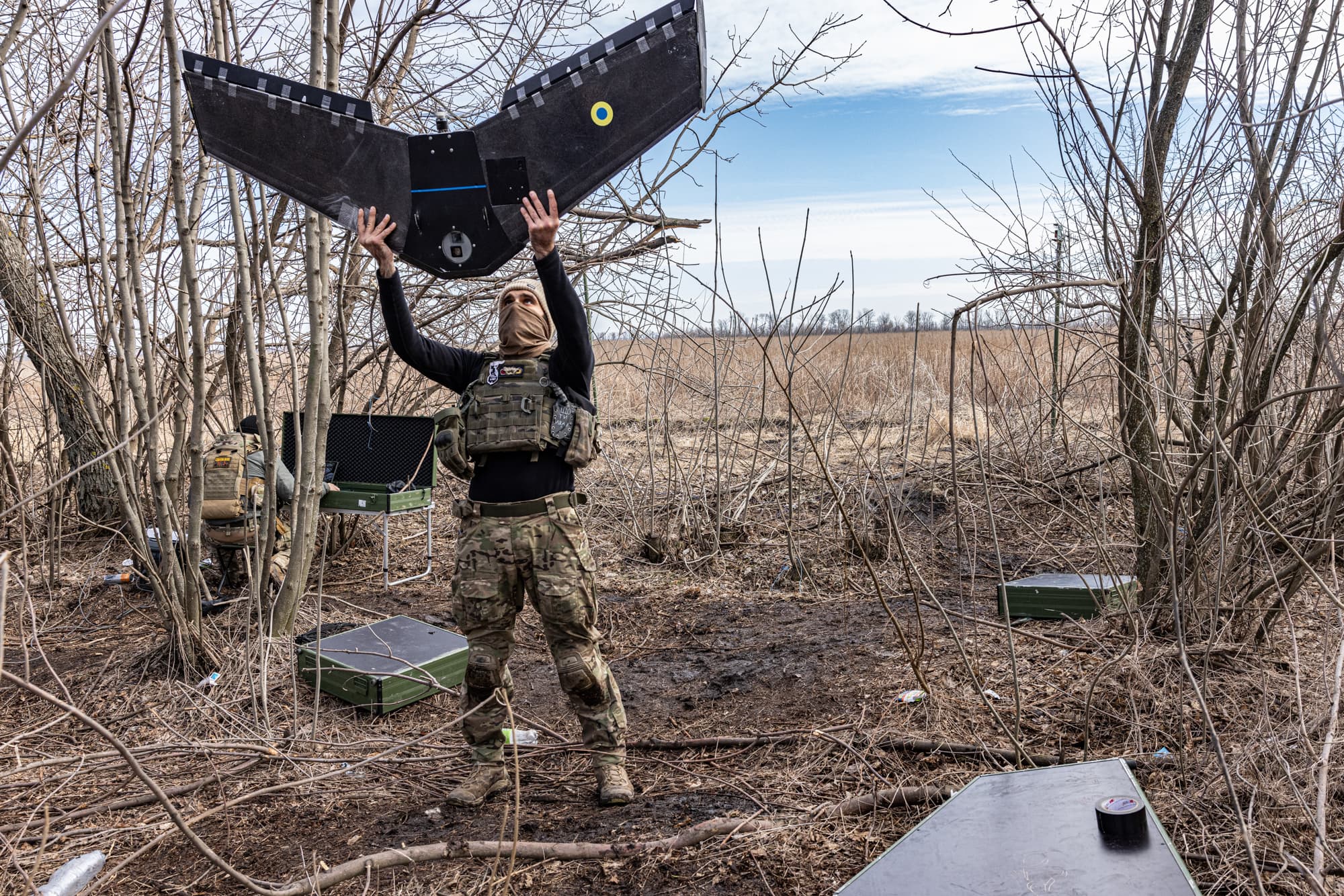 "Rusové po nás jdou! Jsme pro ně třešnička na dortu," říkají ukrajinští dronaři. Reportáž přímo z bojiště.