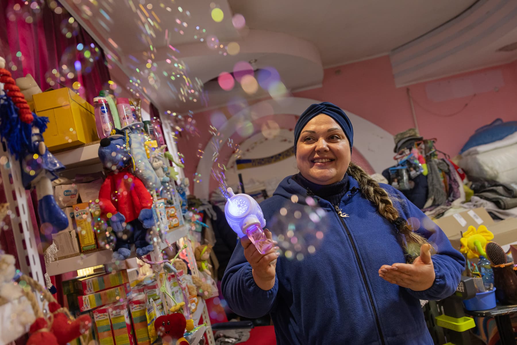 Mohla zpívat v opeře. Teď těší hudbou děti prchající z těžce bombardovaného Kupjansku.