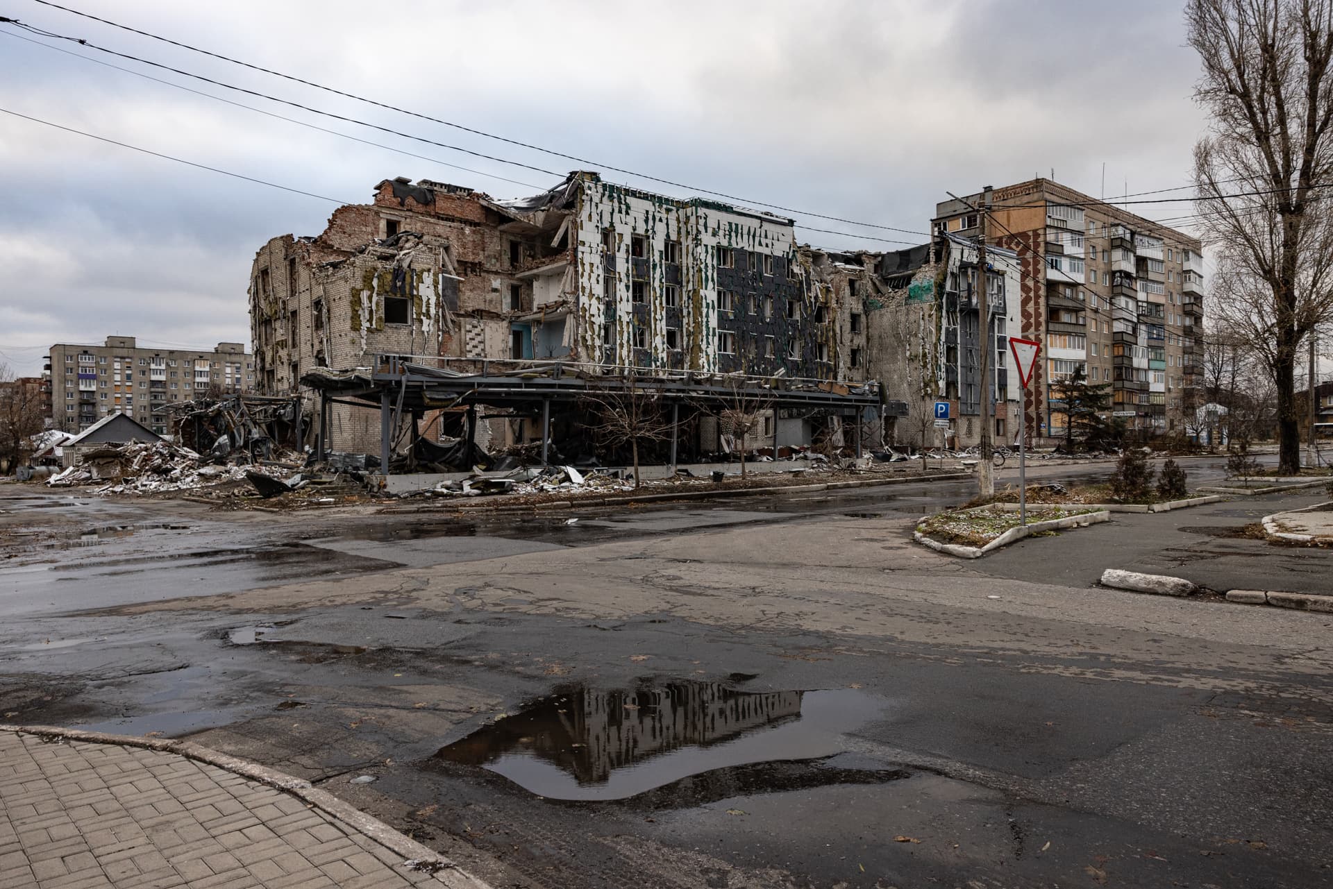 Pokrovsk: Rusové město obkličují. Zbylé obyvatele ale víc trápí chudoba, zima a tma. Viní ukrajinskou vládu.