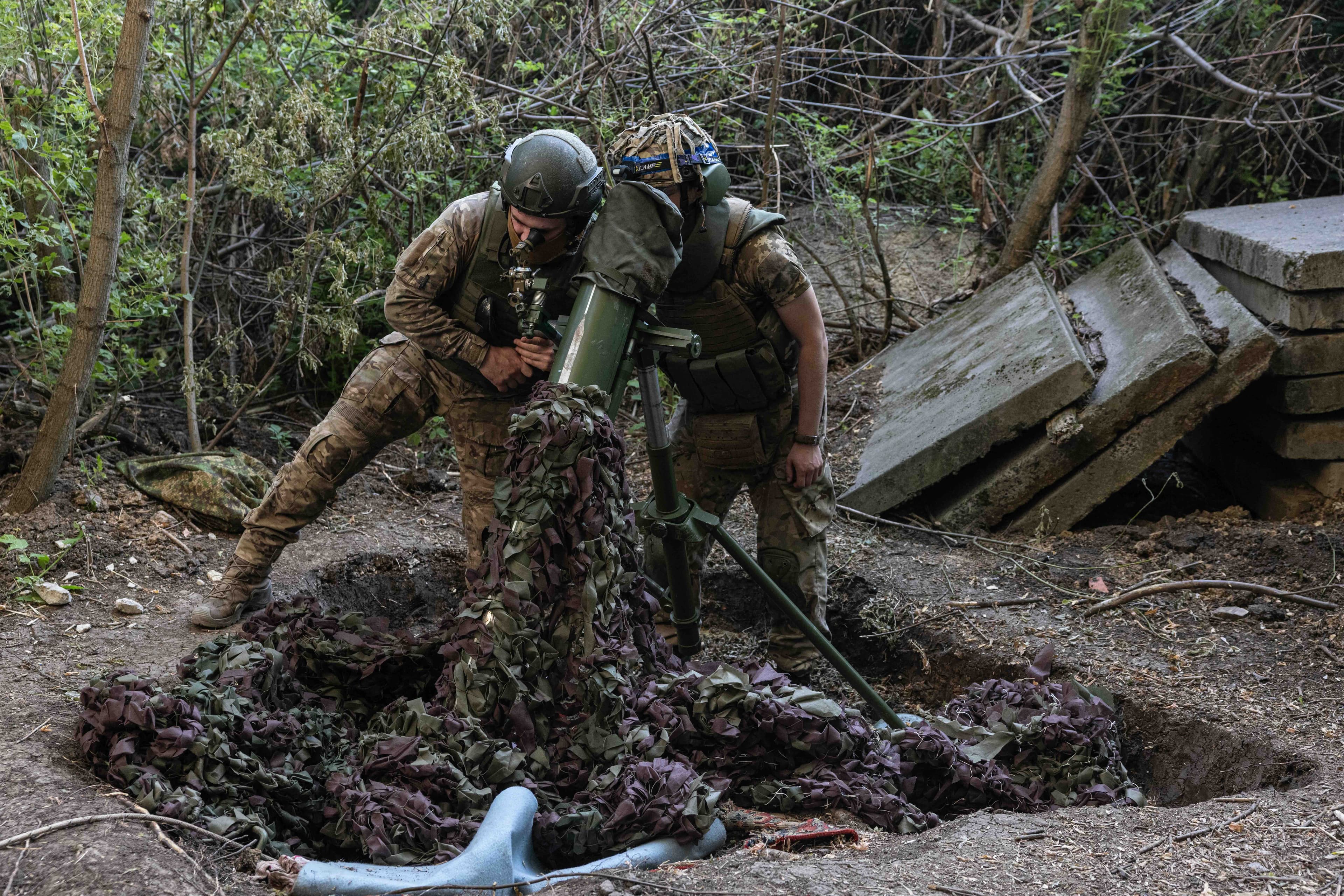 Poslušně hlásím. S dobrým vojákem Josefem Švejkem na horkém místě charkovské fronty. Reportérka Lenka Klicperová se vydala na čtyřkolce na pozice běloruského minometného družstva.
