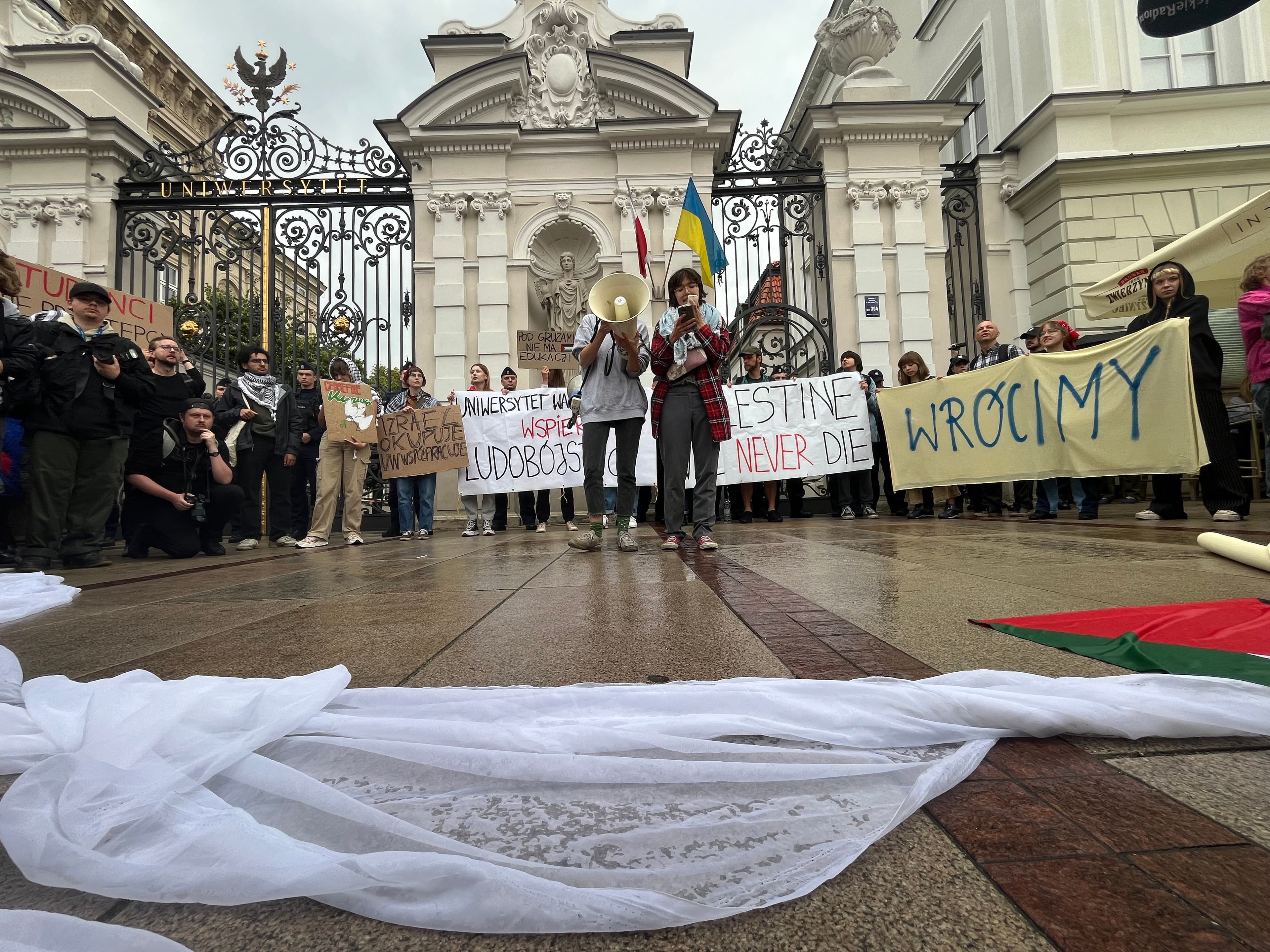 Reportáž z místa: Varšavskou univerzitu pohltily propalestinské protesty