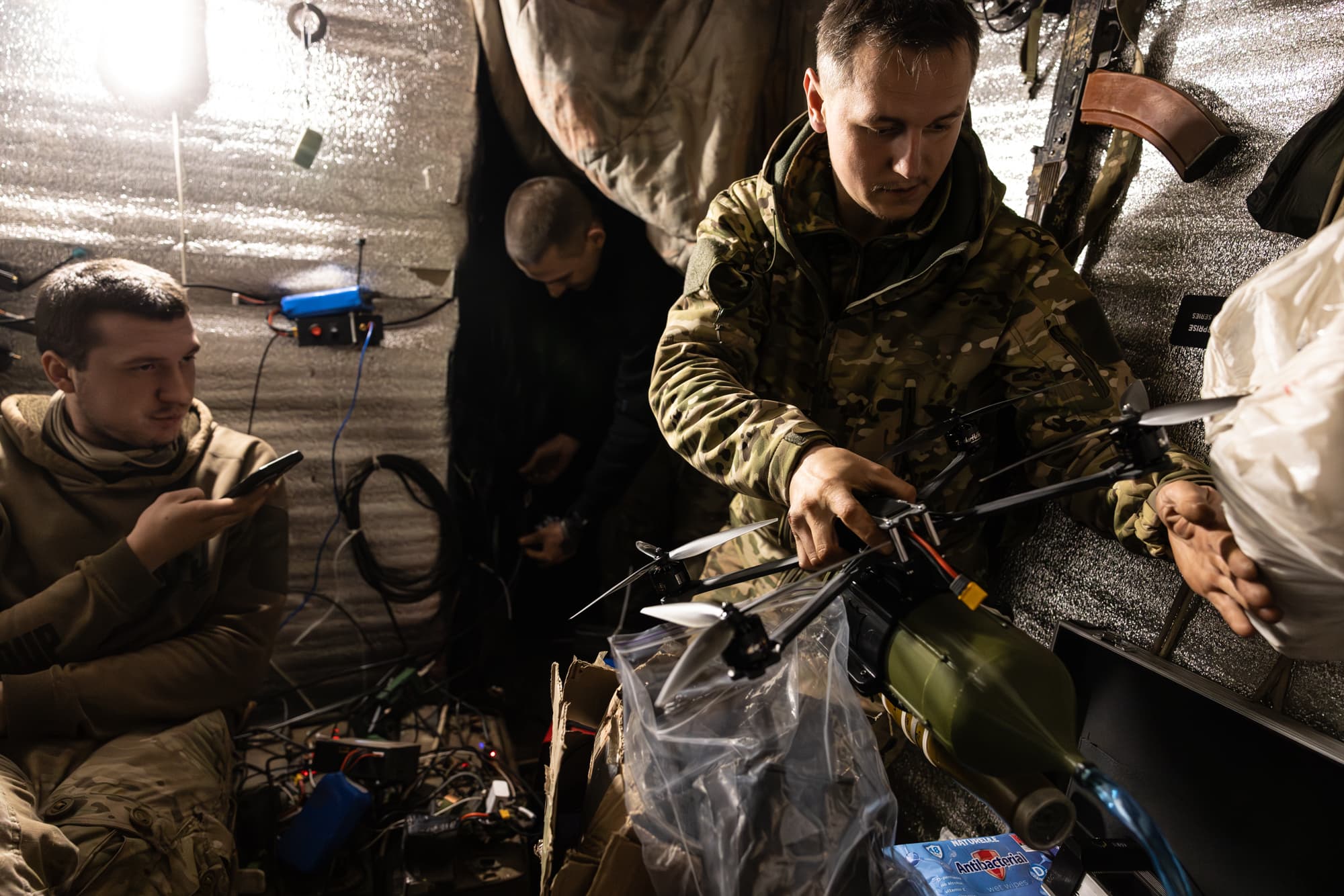 Smrtelná vlákna. Jak vypadá boj dronů s optickými vlákny na frontové linii? Reportérky natáčely v místech, kde létají kamikadze, jejichž signál nelze rušit.