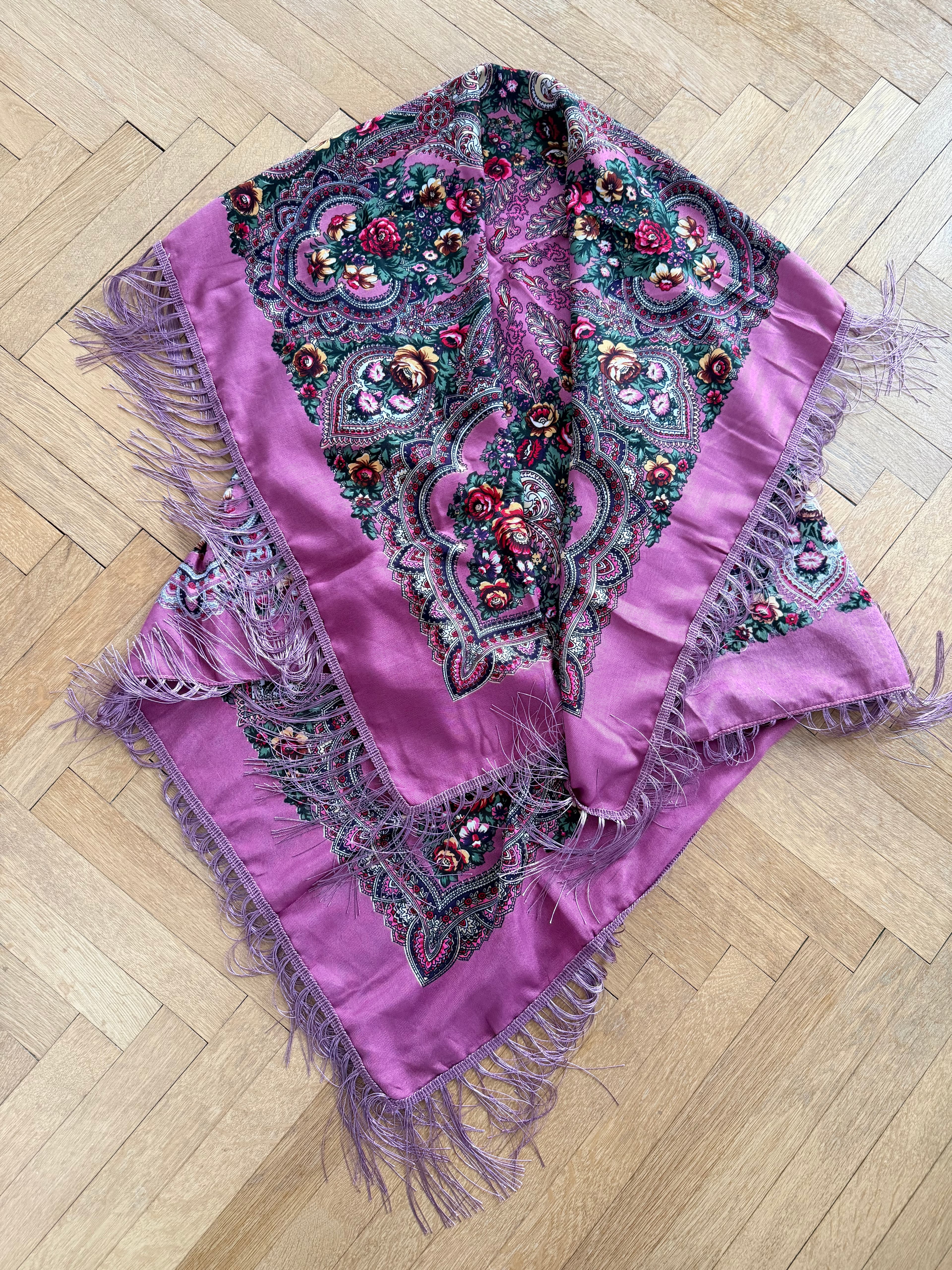 Šátek bojovnice růžový s třásněmi